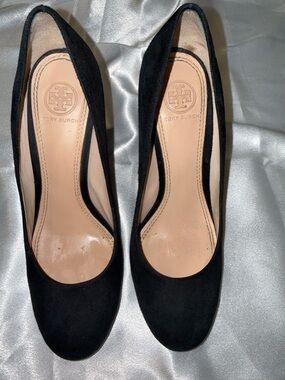 Tory Burch Black Suede Round-Toe Pumps with Logo Insole